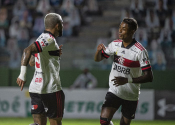 Flamengo enfrenta Corinthians no Maracanã em busca da ponta da tabela